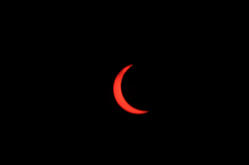 Illustration for article titled Astounding Footage of Yesterday's Rare Hybrid Solar Eclipse